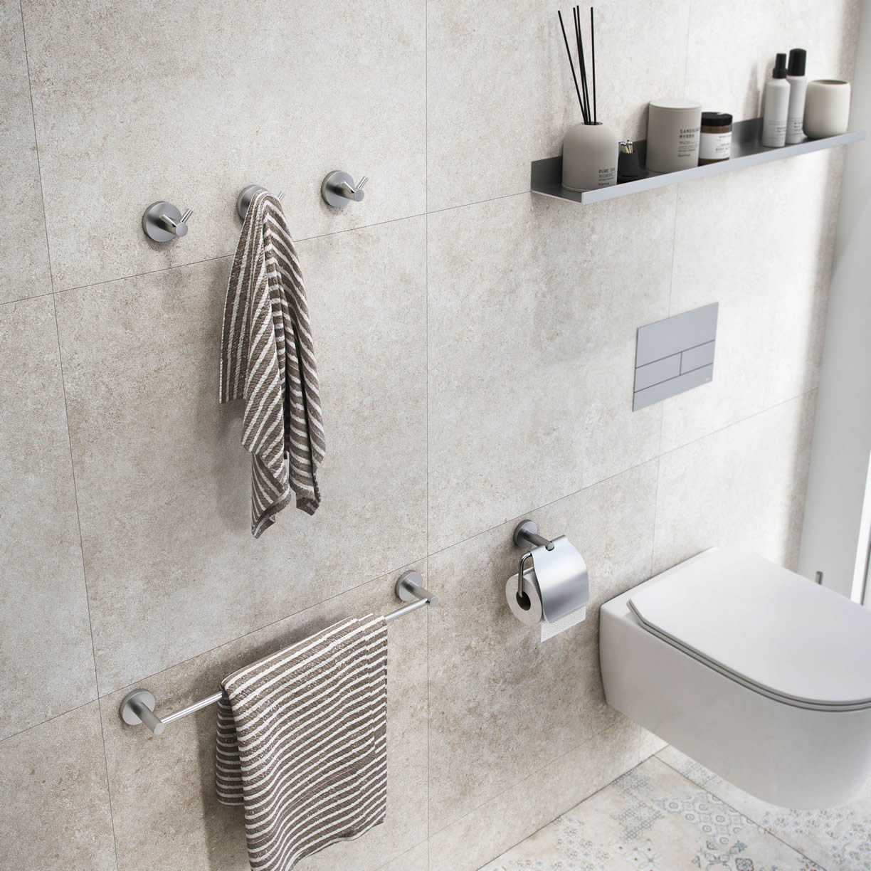 A qué altura colocar accesorios baño